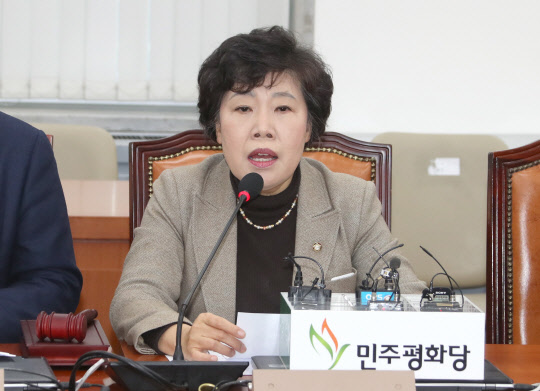 조배숙 "김영철 방남에 보수야당 '평화알레르기' 재발"  민주평화당 조배숙 대표가 23일 국회에서 열린 최고위원·국회의원 연석회의에서 "자유한국당 등 보수야당의 '평화 알레르기'가 재발하고 있다"며 "김영철 노동당 중앙위원회 부위원장 겸 통일전선부장이 천안함 폭침의 배후라는 이유로 반발하고 있지만, 정작 박근혜 정부 시절에는 군사회담 파트너로 접촉한 사실이 있다"고 발언하고 있다. 2018.2.23